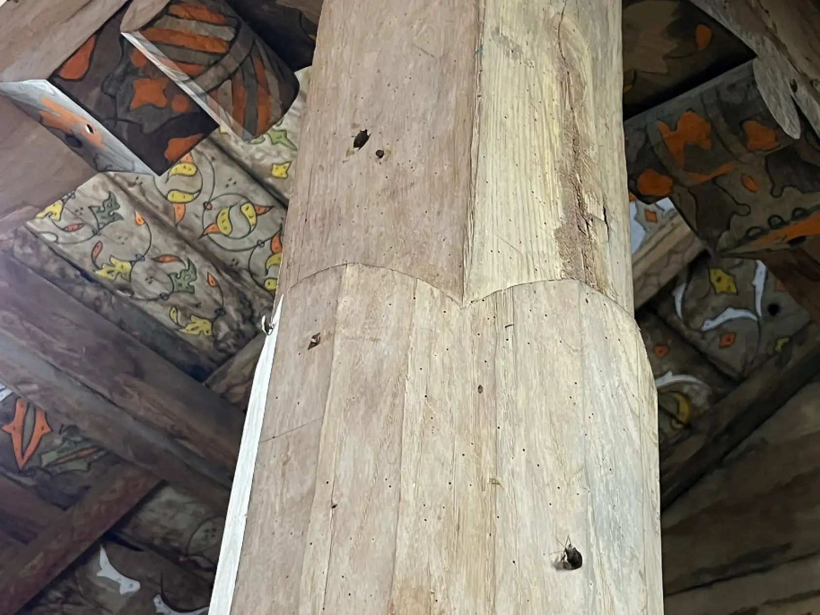 8 asırlık ahşap camide kokarca istilası