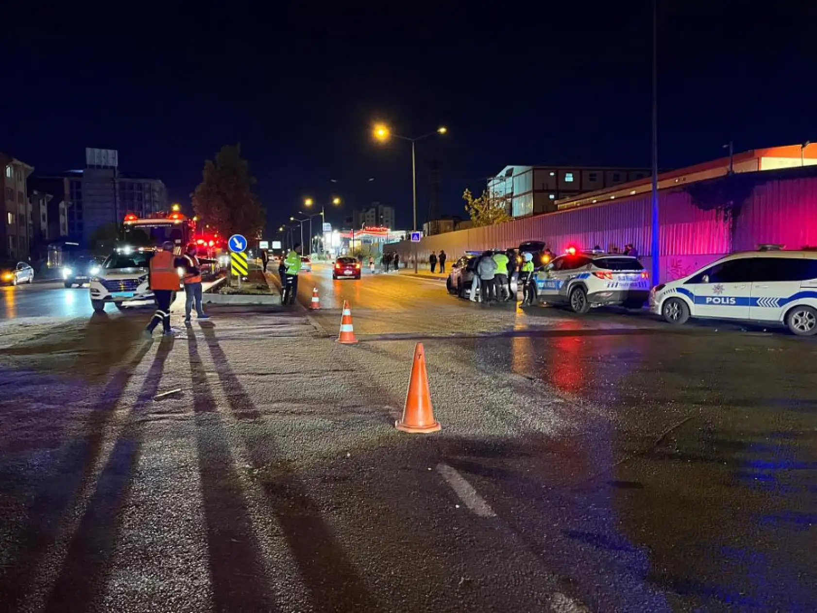 Gece saatlerinde korkutan kaza: İki araç birbirine girdi, ortalık savaş alanına döndü