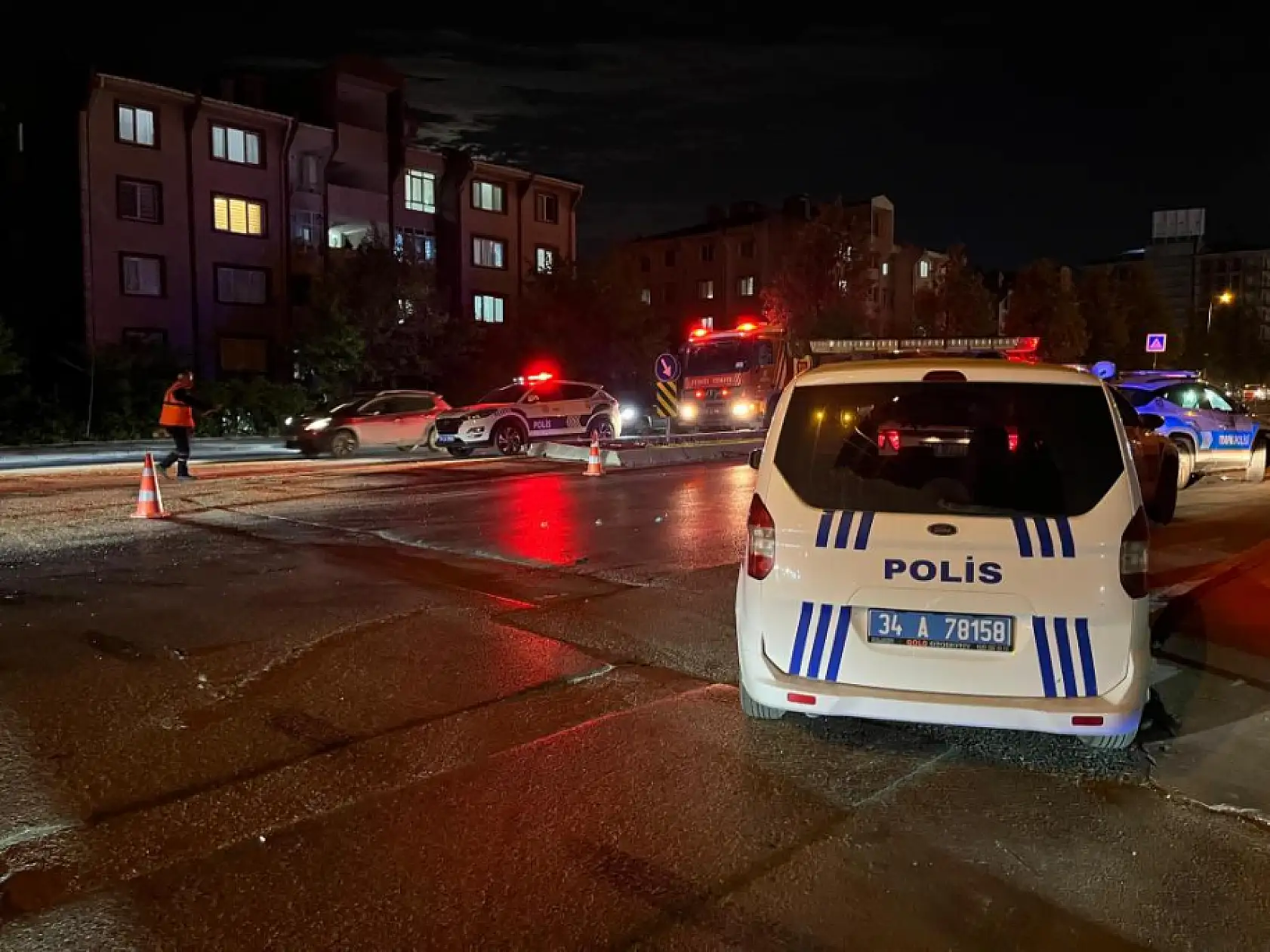 Gece saatlerinde korkutan kaza: İki araç birbirine girdi, ortalık savaş alanına döndü