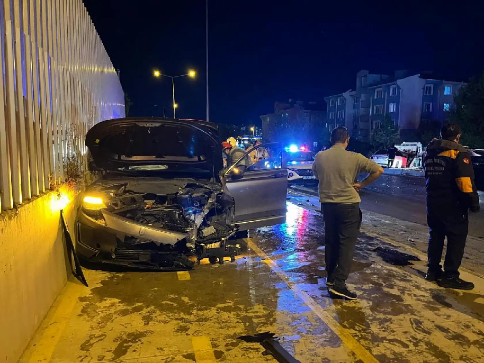 Gece saatlerinde korkutan kaza: İki araç birbirine girdi, ortalık savaş alanına döndü