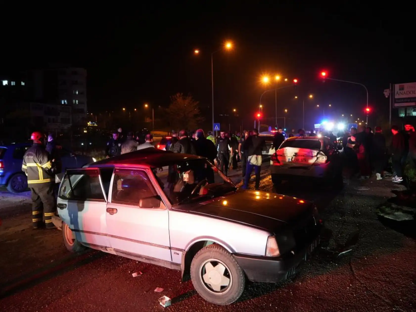 Kontrolden çıkan otomobil, kırmızı ışıkta bekleyen araçlara çarptı: 9 yaralı