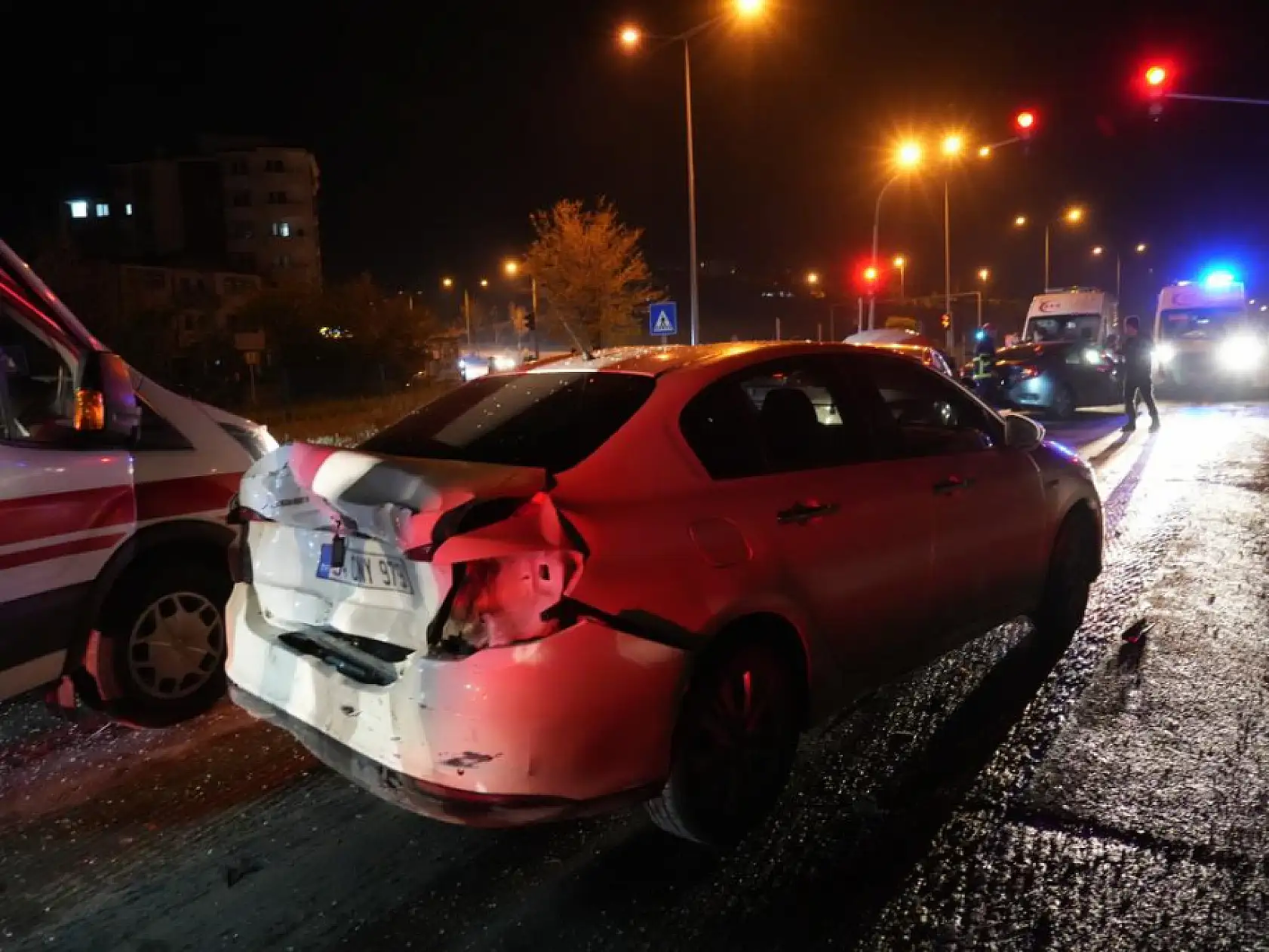 Kontrolden çıkan otomobil, kırmızı ışıkta bekleyen araçlara çarptı: 9 yaralı