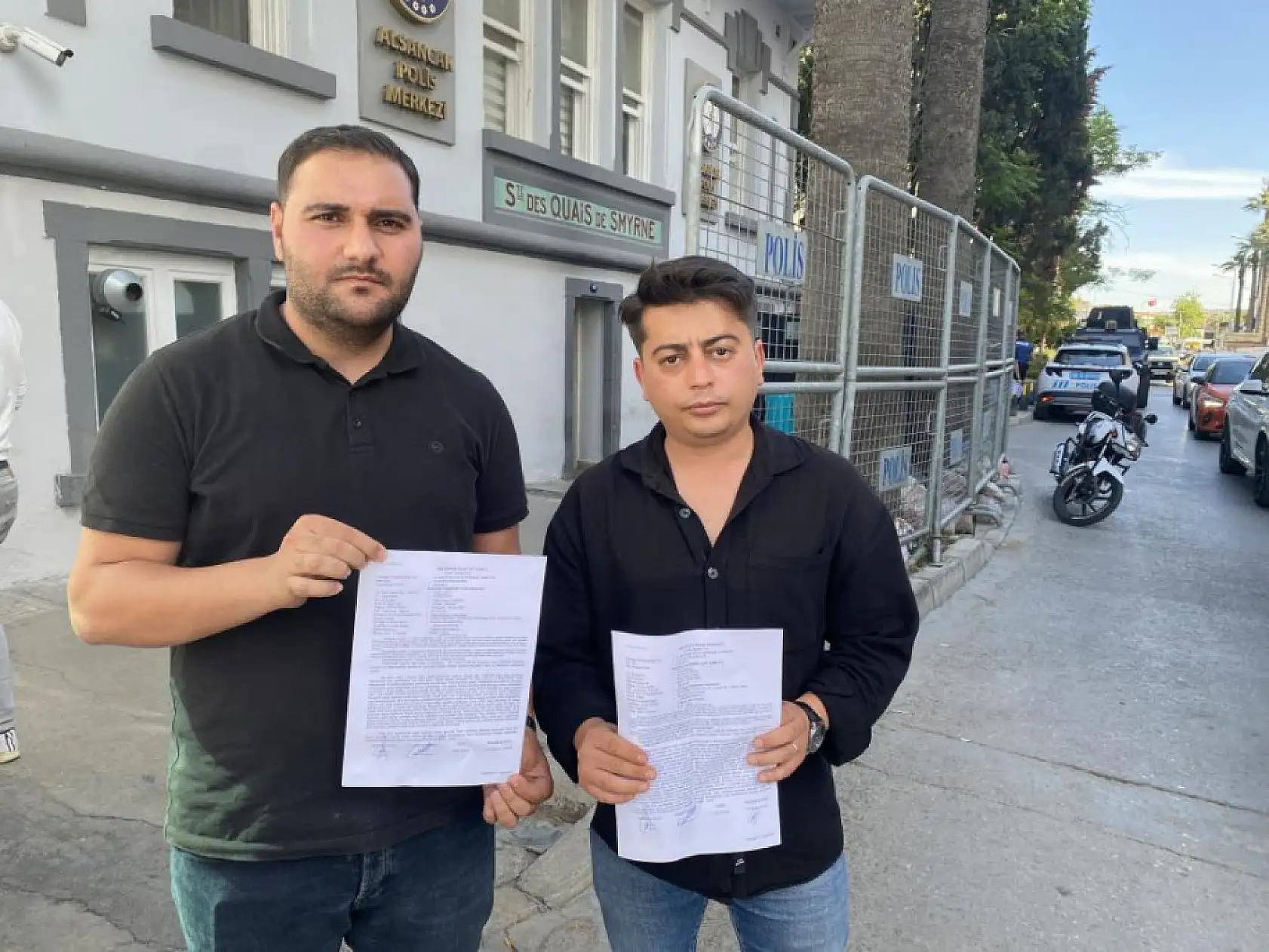 İzmir'de vinç kazasını haberleştirmek isteyen gazetecilere 15-20 kişilik grup saldırdı