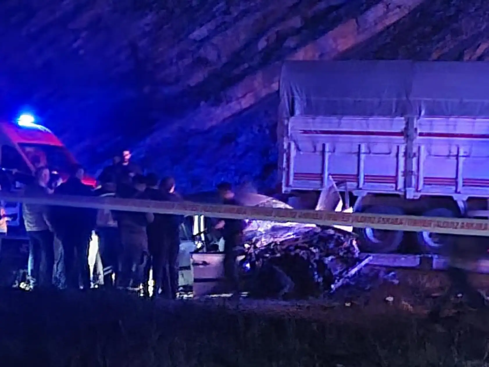 Feci kaza: Otomobil ve kamyon çarpıştı, 1 ölü 4 yaralı