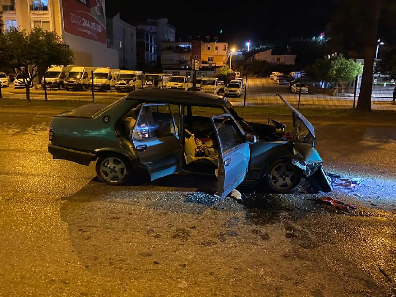 Dehşet anları! Tofaş tırla çarpıştı, sürücü araçta sıkıştı