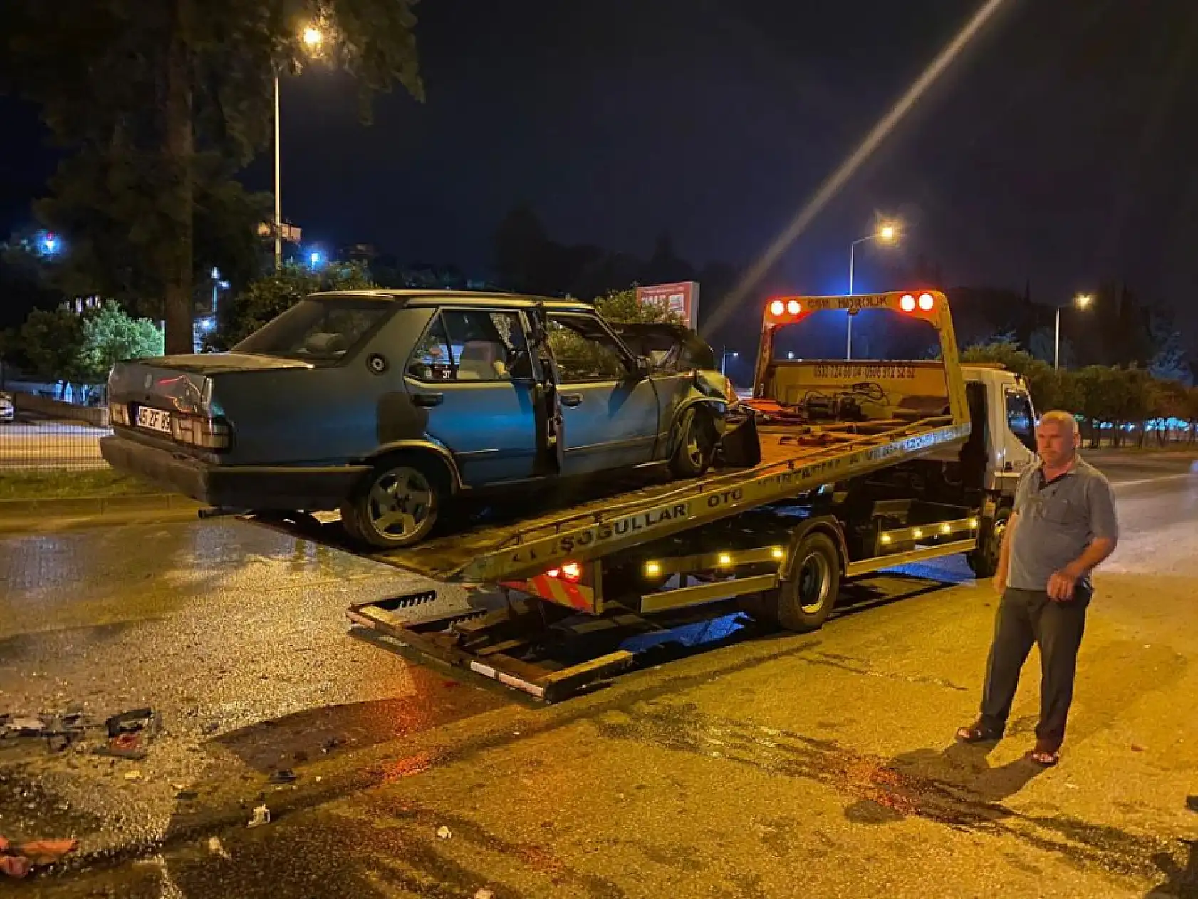 Dehşet anları! Tofaş tırla çarpıştı, sürücü araçta sıkıştı