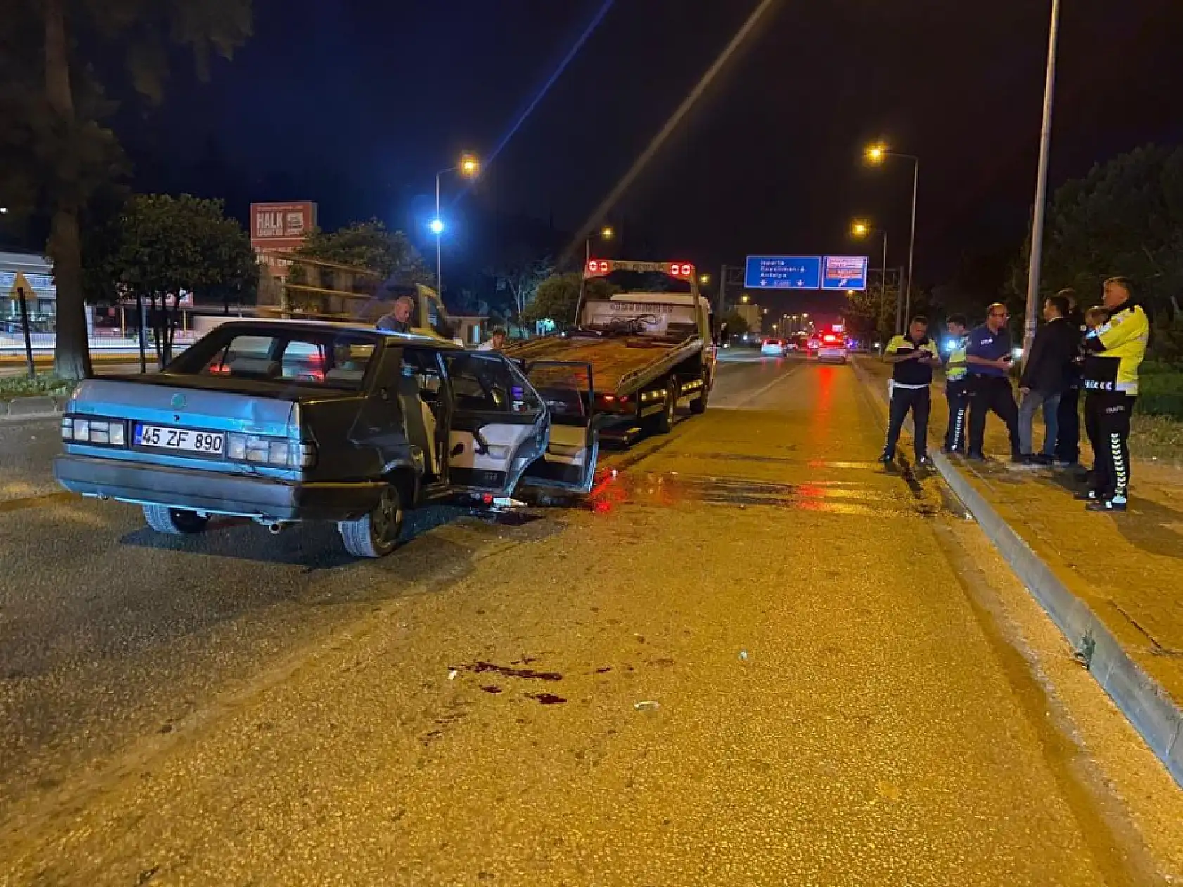 Dehşet anları! Tofaş tırla çarpıştı, sürücü araçta sıkıştı