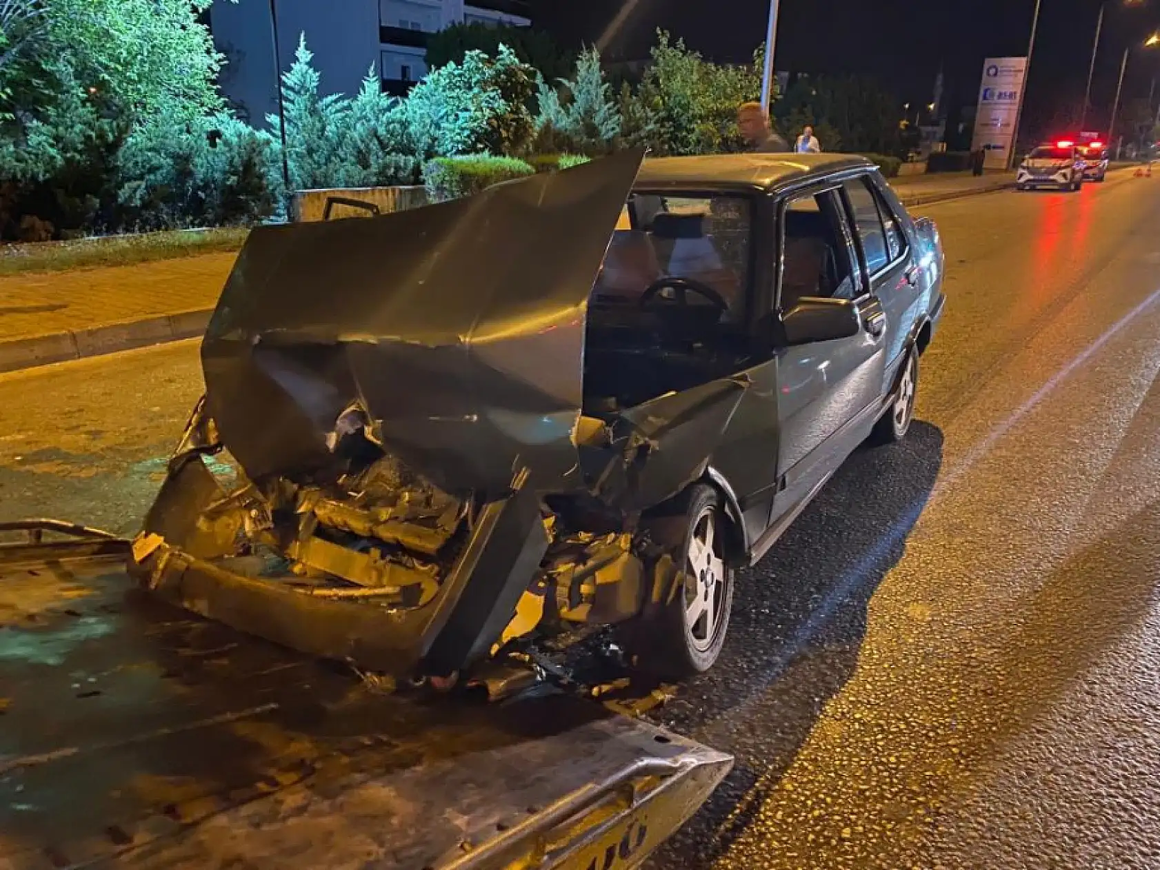 Dehşet anları! Tofaş tırla çarpıştı, sürücü araçta sıkıştı