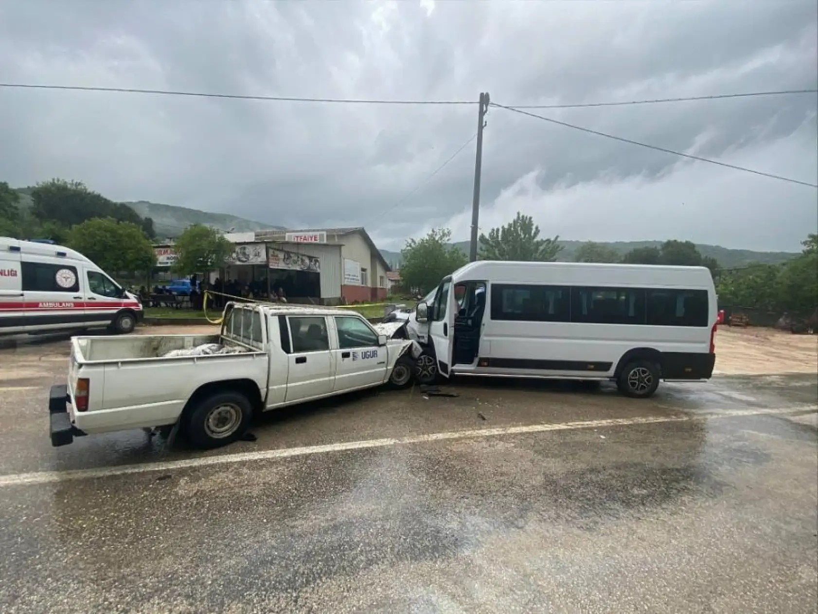Minibüs ile kamyonet çarpıştı: 1 kişi hayatını kaybetti, 2 kişi yaralandı