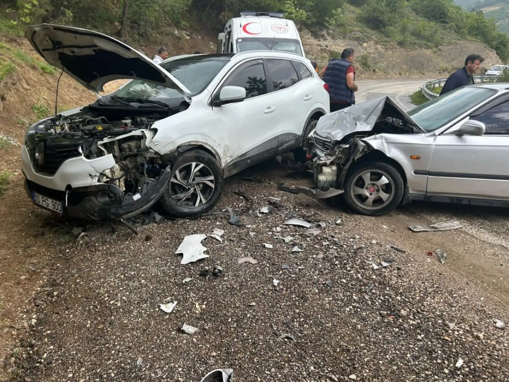 Korkunç çarpışma! Cip ve otomobil kafa kafaya çarpıştı