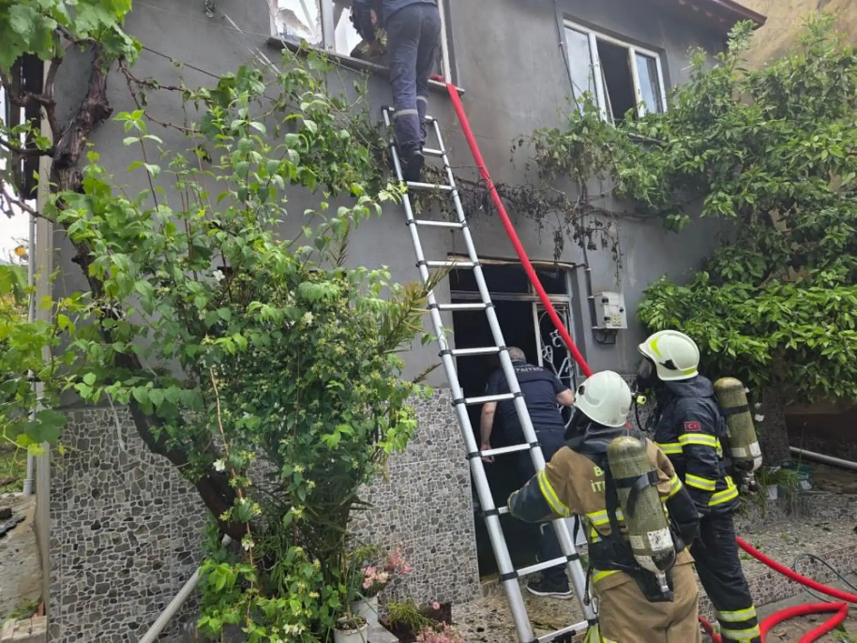 Alevlerin içine camdan girdi! Jandarmanın kurtardığı o şey herkesi şaşırttı