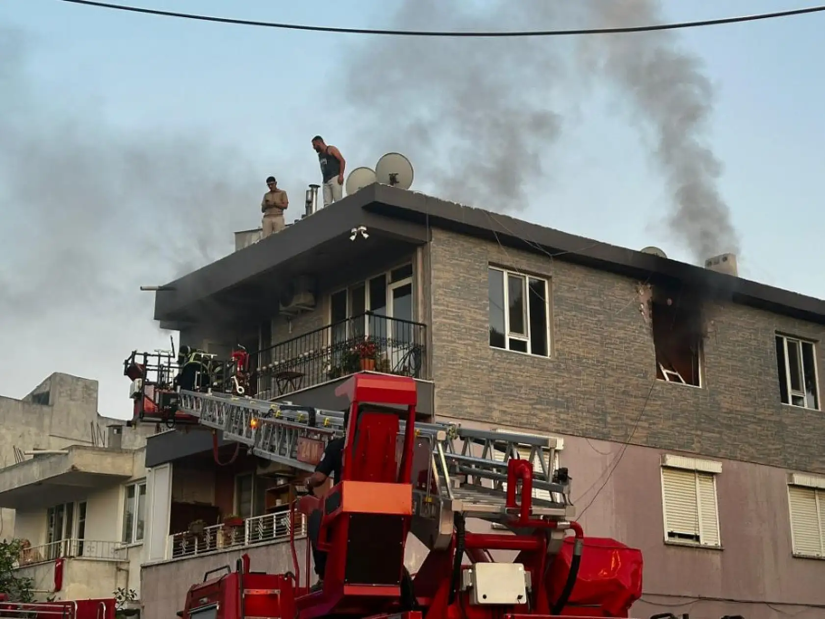 Milas'ta yangın paniği: 3 kişi ve bir kedi son anda kurtarıldı
