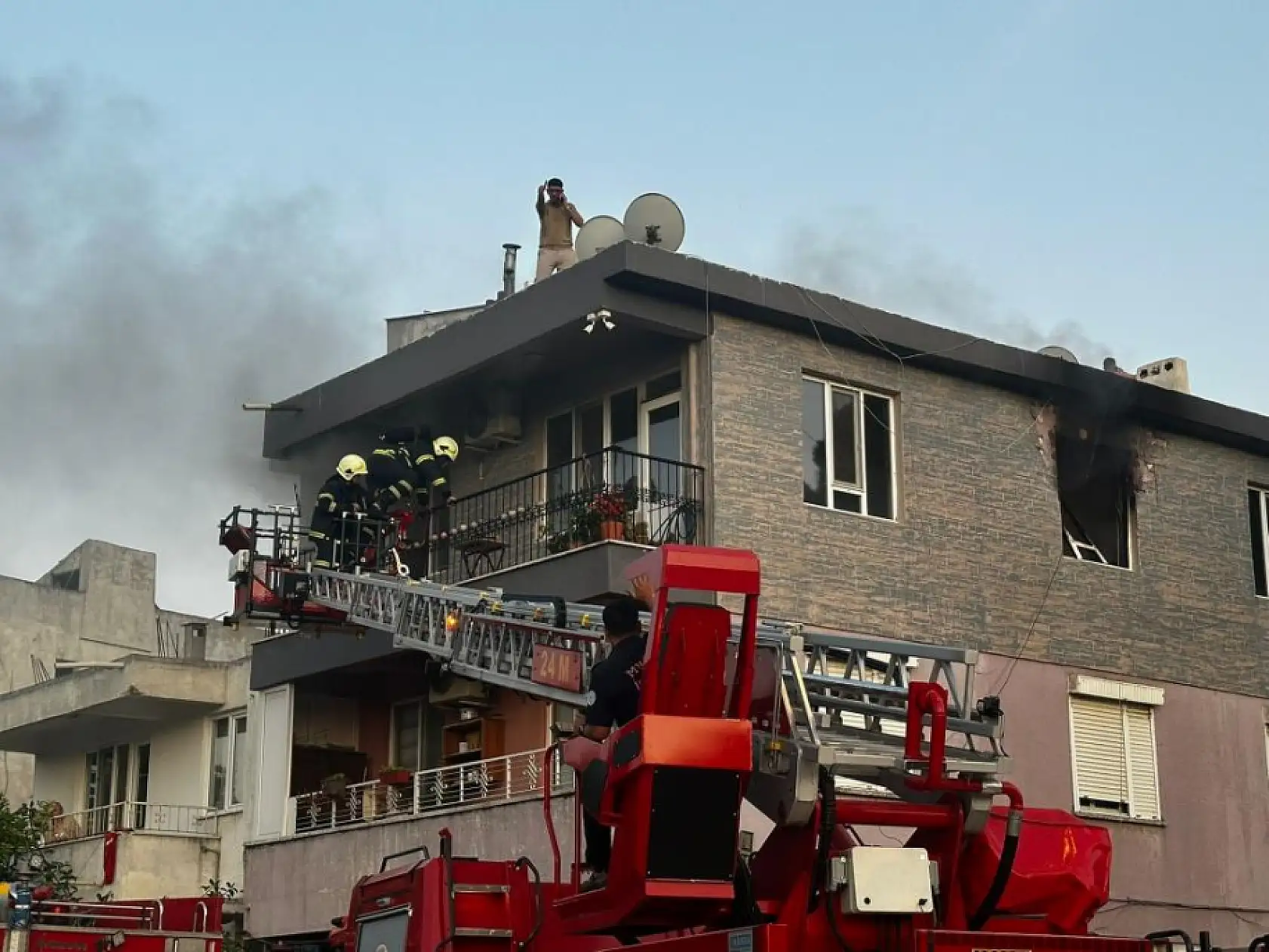 Milas'ta yangın paniği: 3 kişi ve bir kedi son anda kurtarıldı