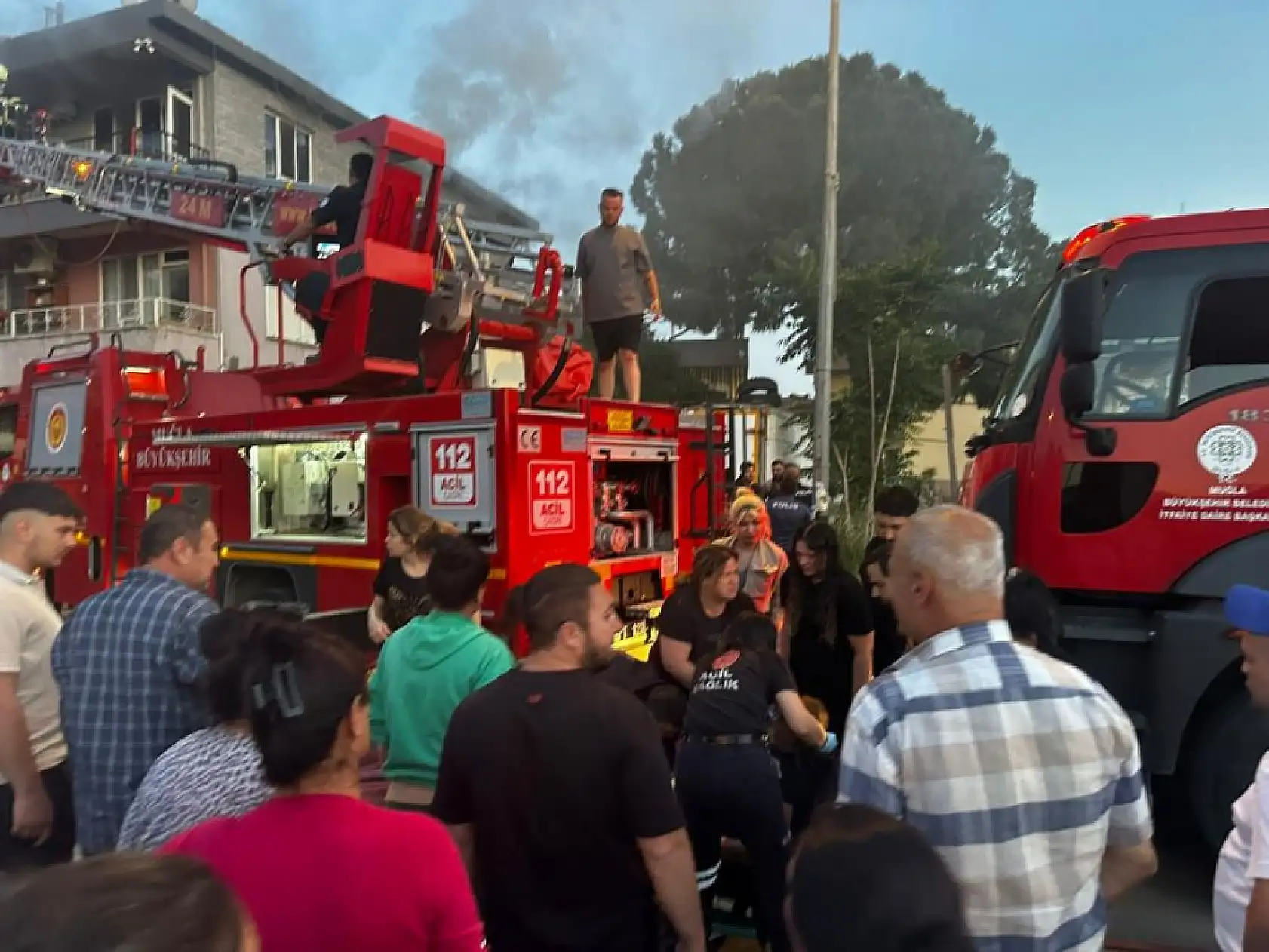 Milas'ta yangın paniği: 3 kişi ve bir kedi son anda kurtarıldı