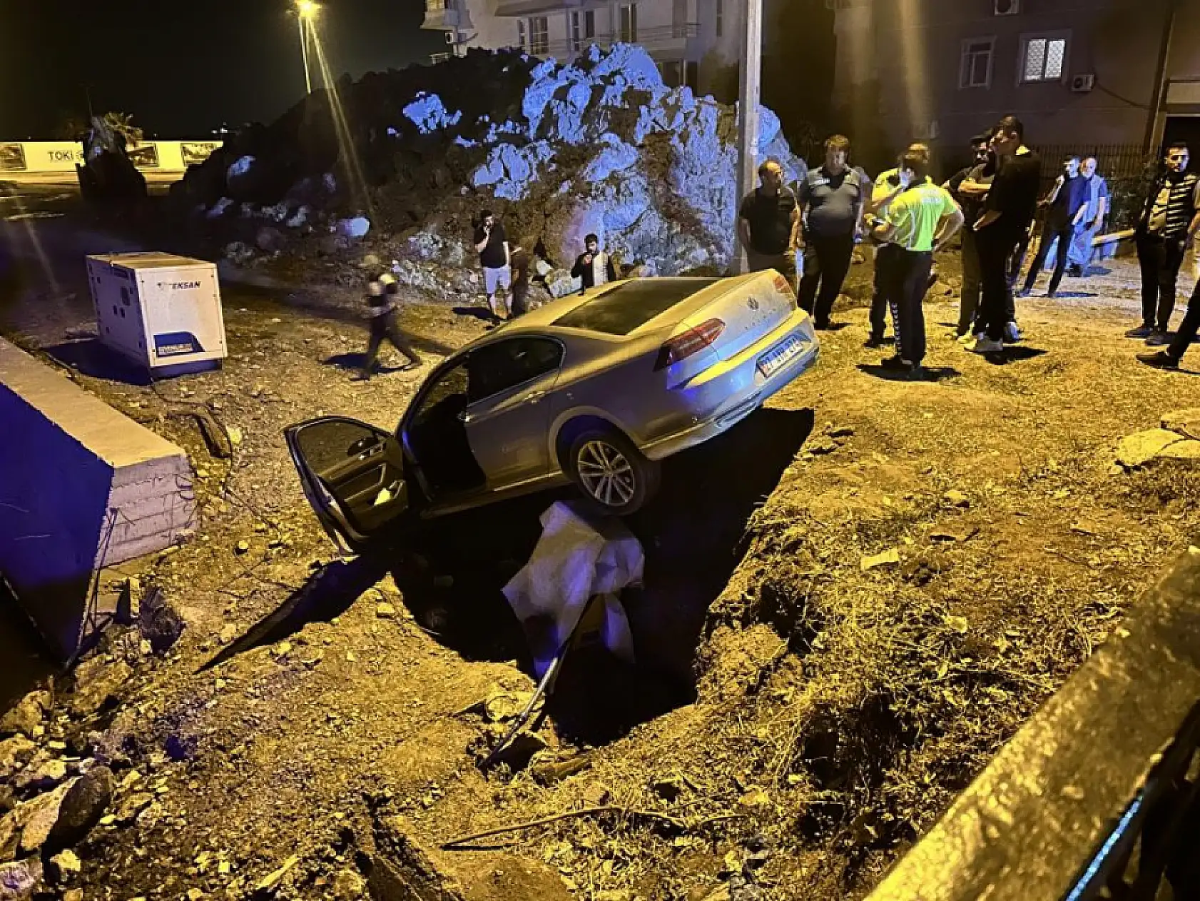 Navigasyon yanılttı: Otomobil harabeye girdi, 5 kişi şans eseri kurtuldu