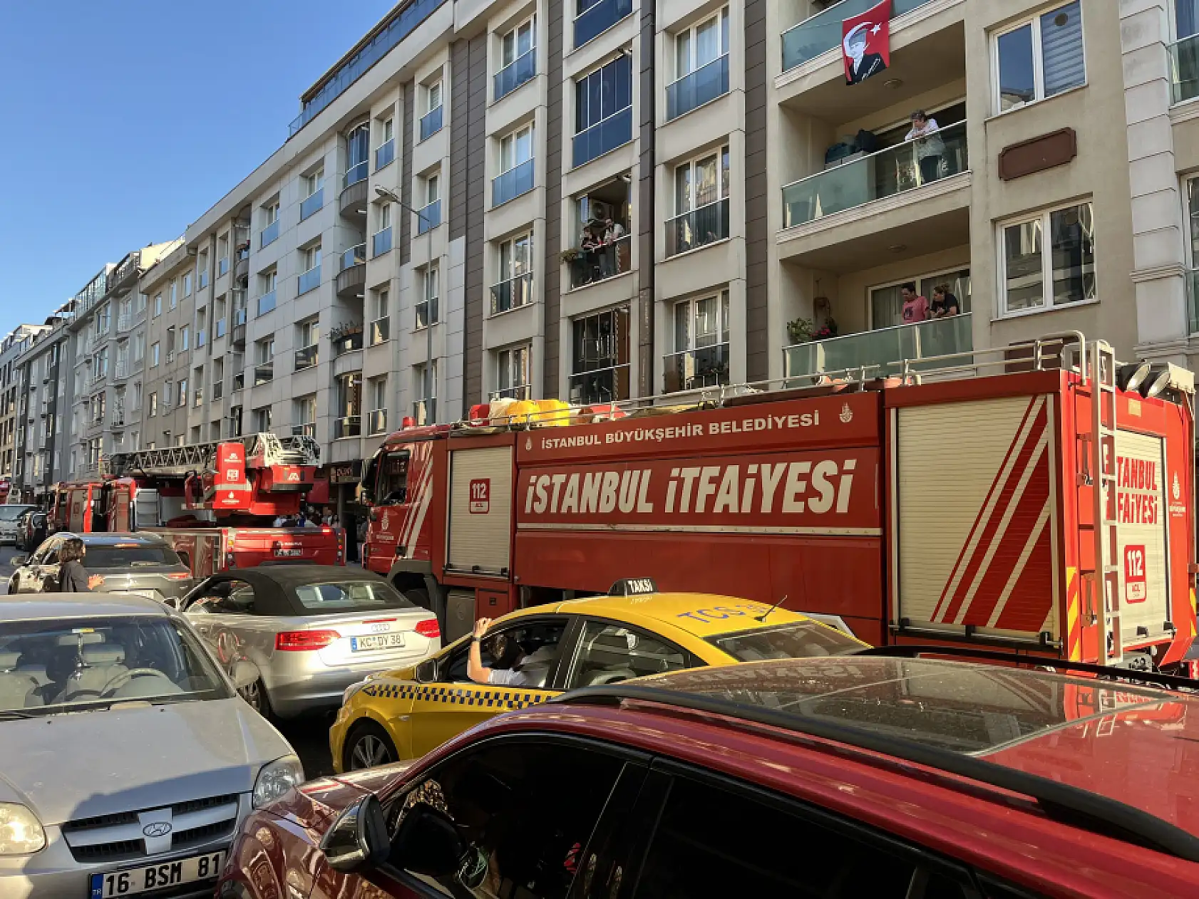 7 katlı binanın çatısı alev alev yandı: Yangın iki binaya sıçradı