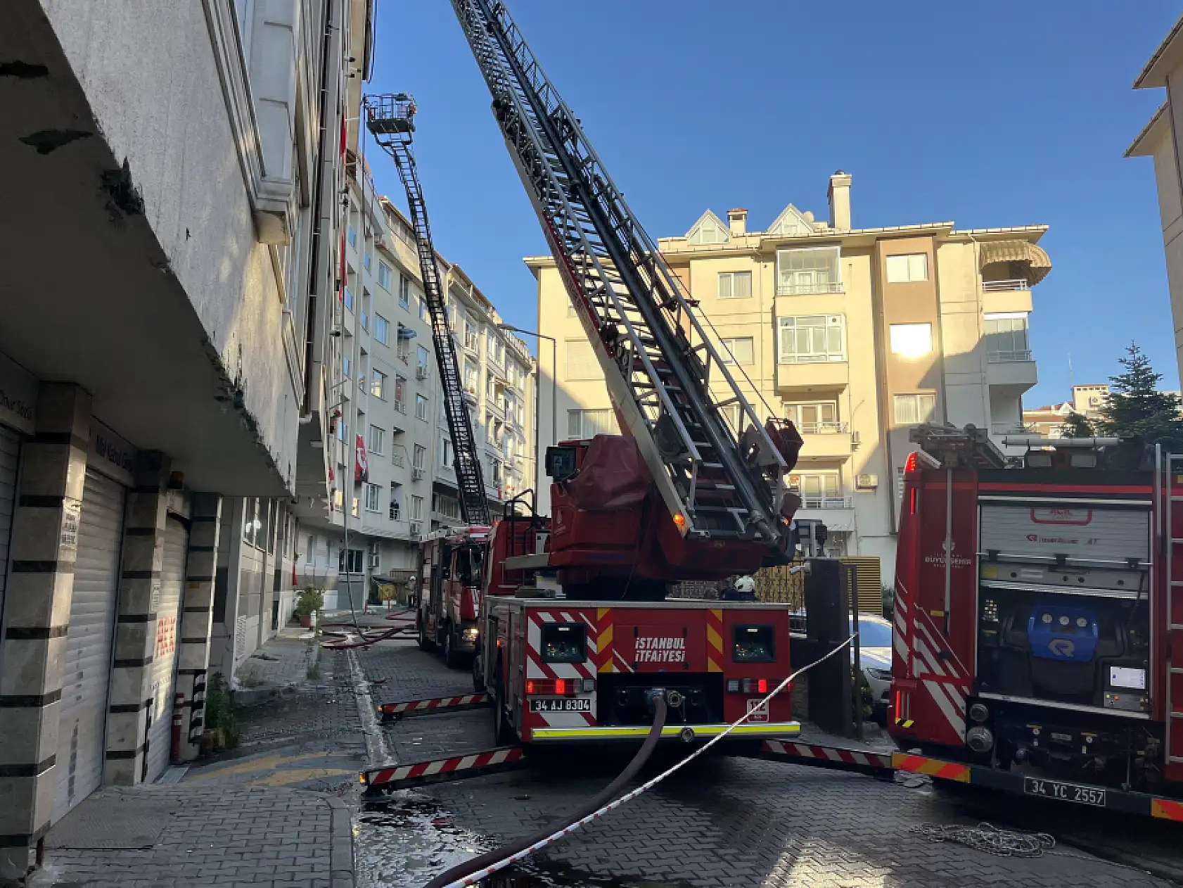 7 katlı binanın çatısı alev alev yandı: Yangın iki binaya sıçradı