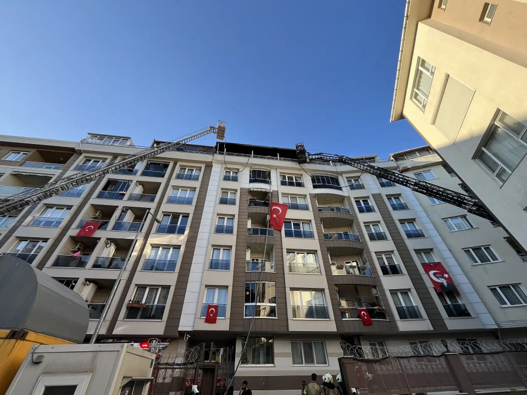 7 katlı binanın çatısı alev alev yandı: Yangın iki binaya sıçradı