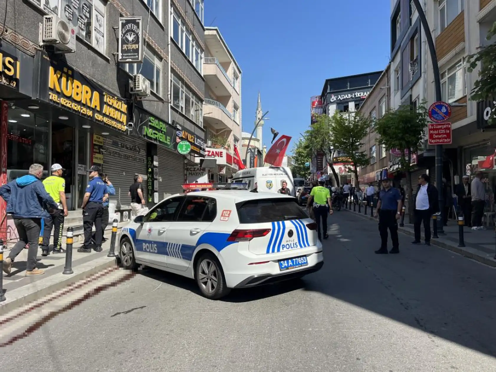 Fenalaşıp yola yığıldı, servis aracının üstünden geçmesiyle hayatını kaybetti