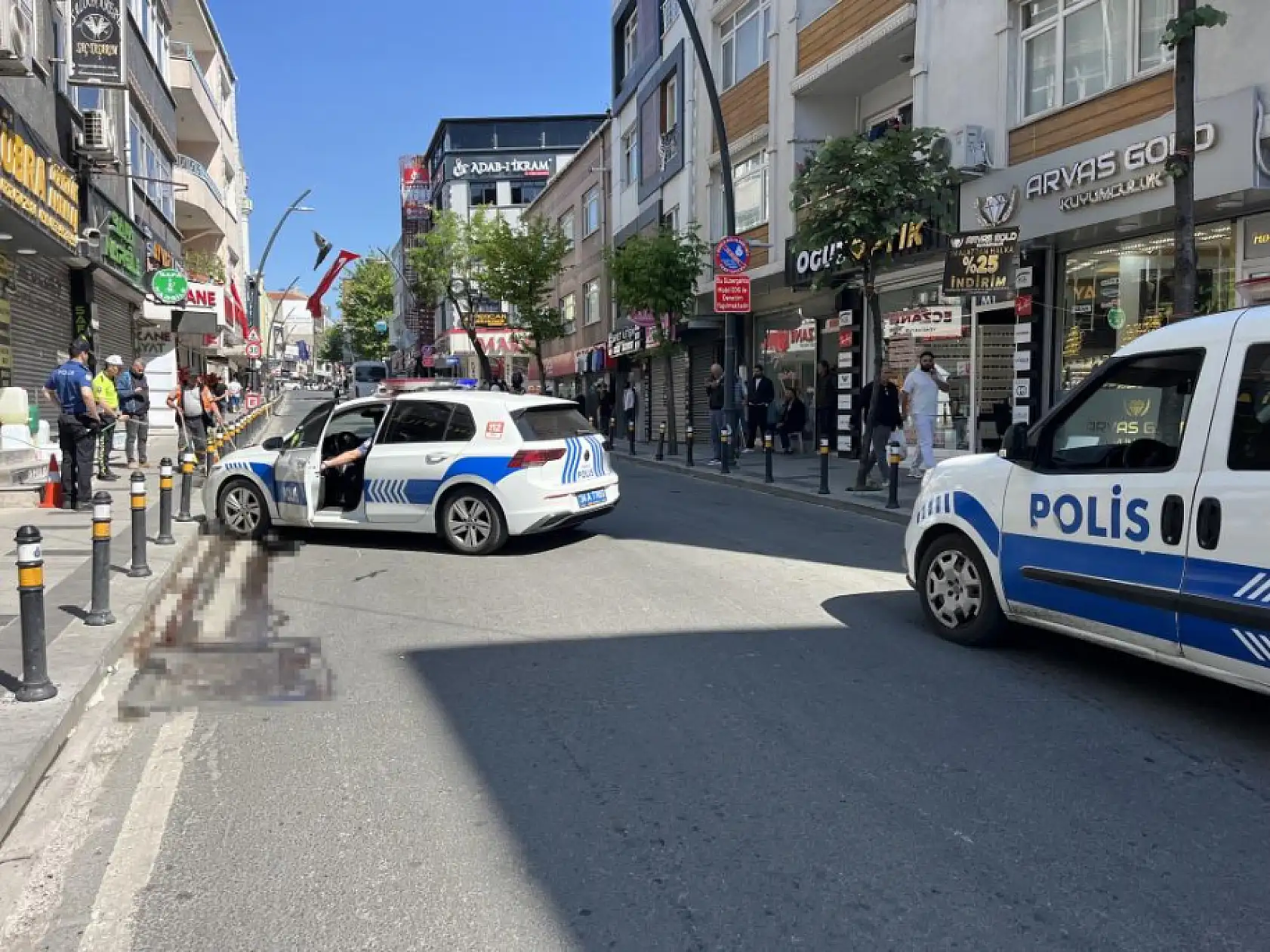 Fenalaşıp yola yığıldı, servis aracının üstünden geçmesiyle hayatını kaybetti