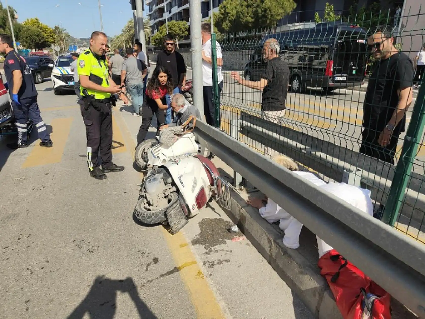 Yaya geçidini kullanan motosiklete servis aracı çarptı: 1'i ağır 2 yaralı