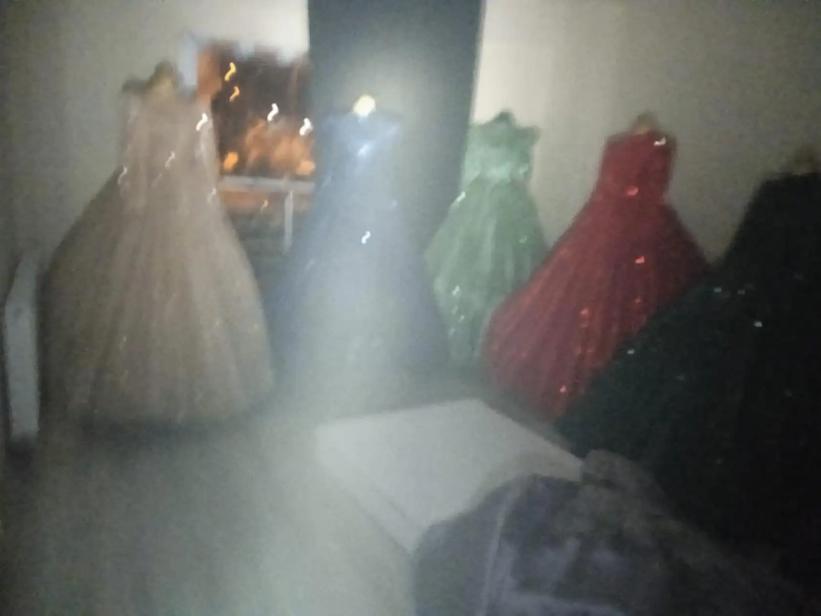 Gelinlikçide çıkan yangında yüzlerce gelinlik yanarak kül oldu