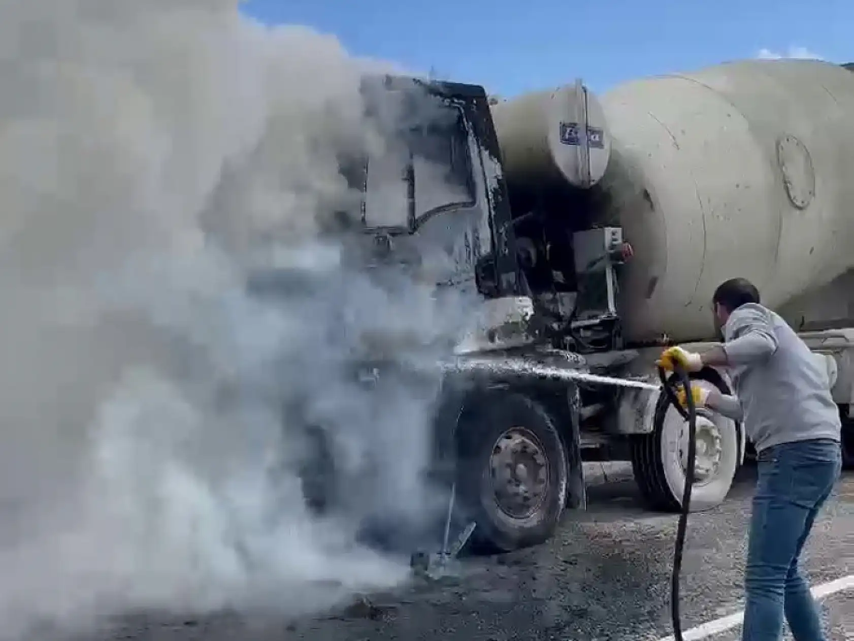 Beton mikseri alev topuna döndü