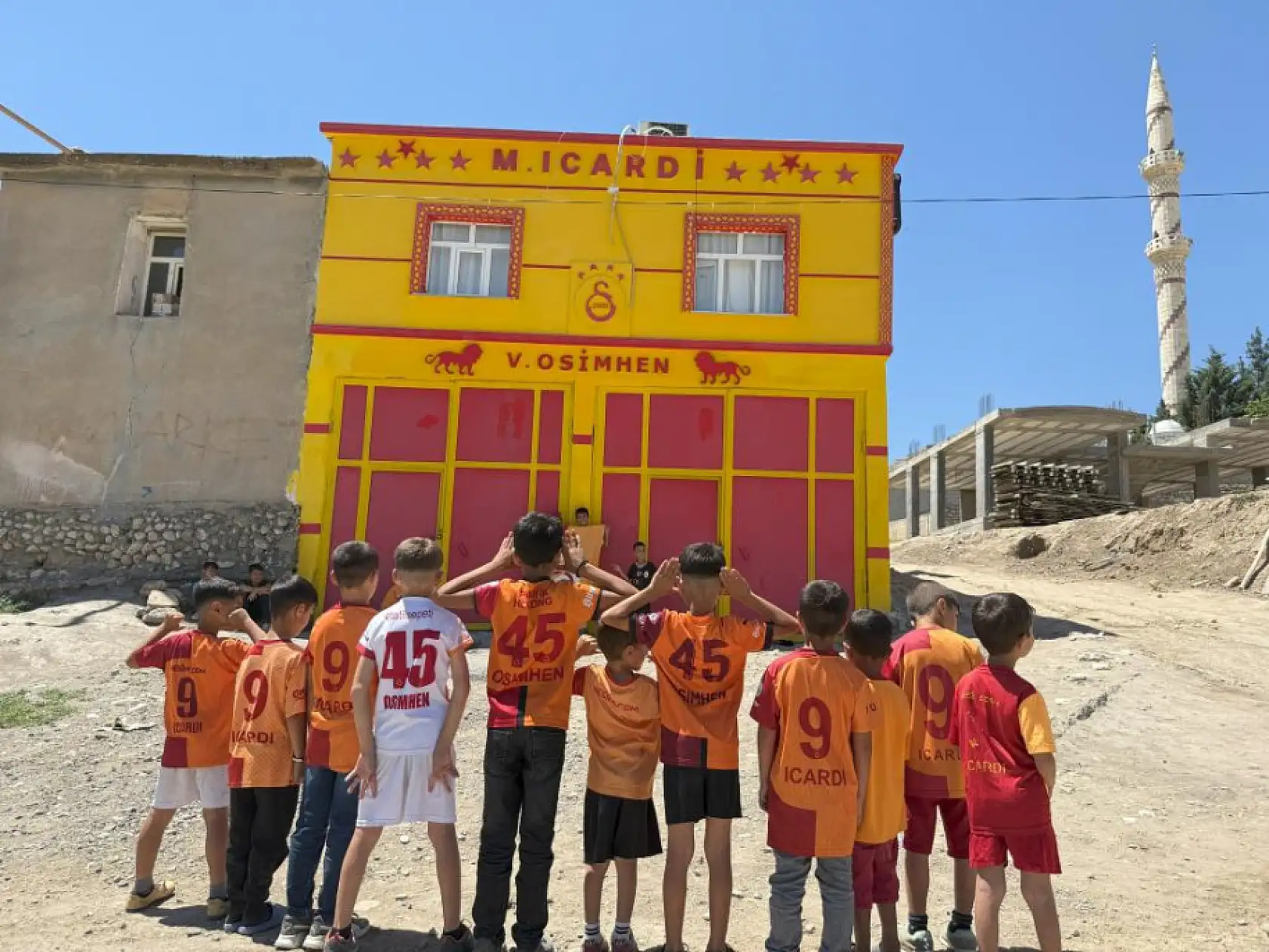 Galatasaraylı taraftar evinin dış cephesini sarı-kırmızıya boyatıp, Osimhen ve 5. yıldızı ekledi
