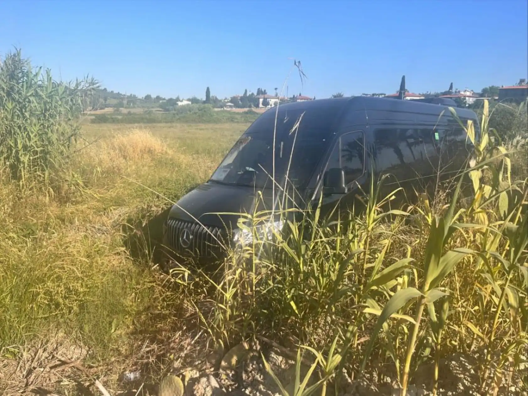 Yola fırlayan köpeğe çarpmamak için direksiyonu tarlaya kırdı: 2 Alman turist yaralı