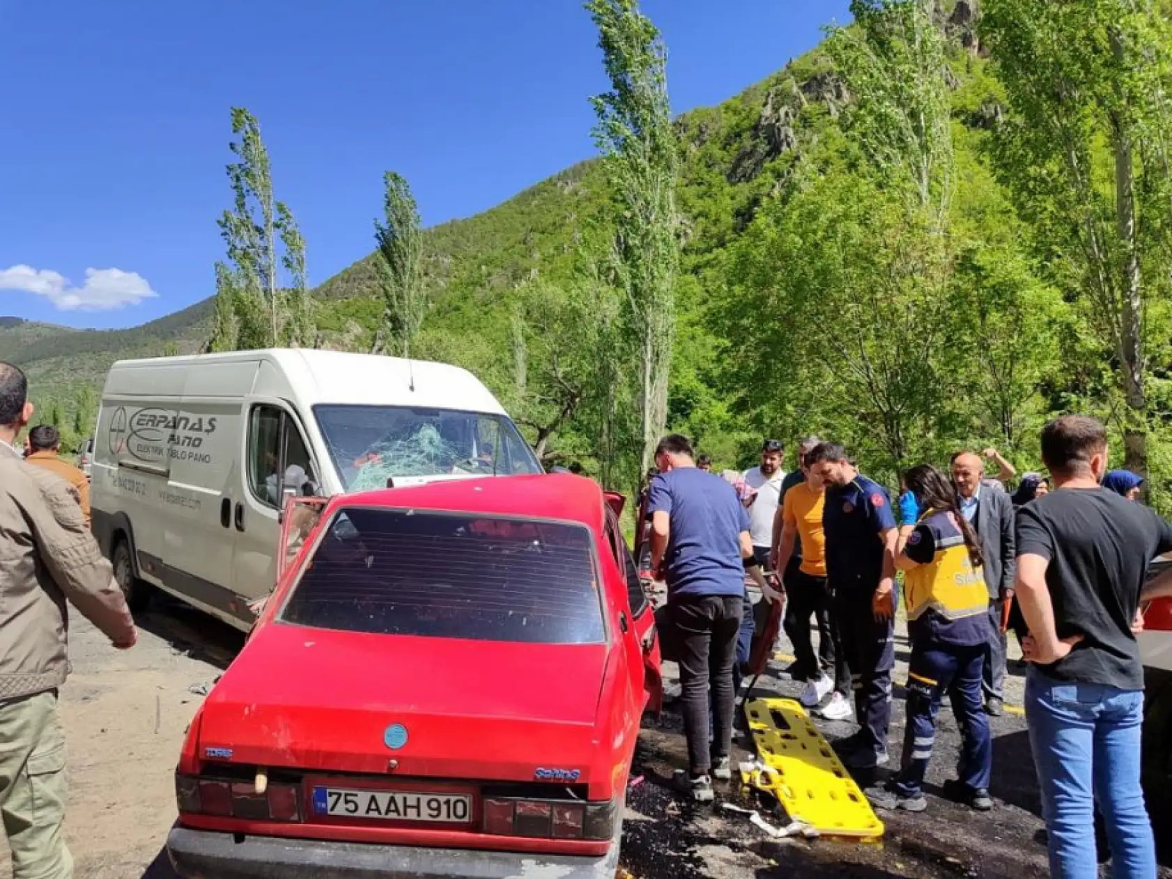 Minibüsle çarpışan Fiat Tofaş araç hurdaya döndü: 1 ölü, 1 ağır yaralı