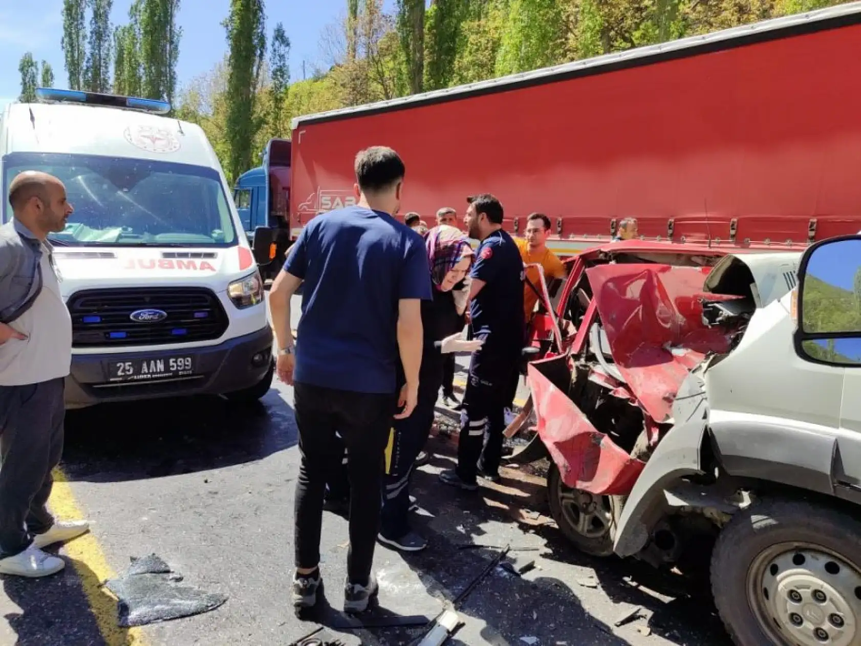 Minibüsle çarpışan Fiat Tofaş araç hurdaya döndü: 1 ölü, 1 ağır yaralı