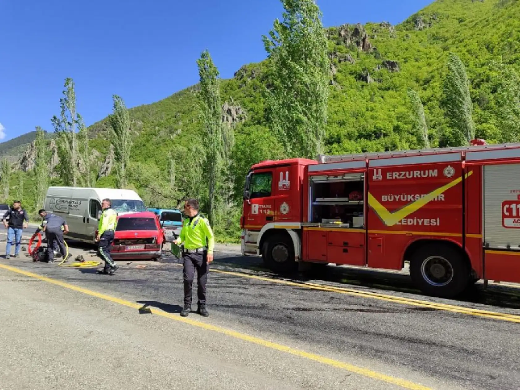 Minibüsle çarpışan Fiat Tofaş araç hurdaya döndü: 1 ölü, 1 ağır yaralı