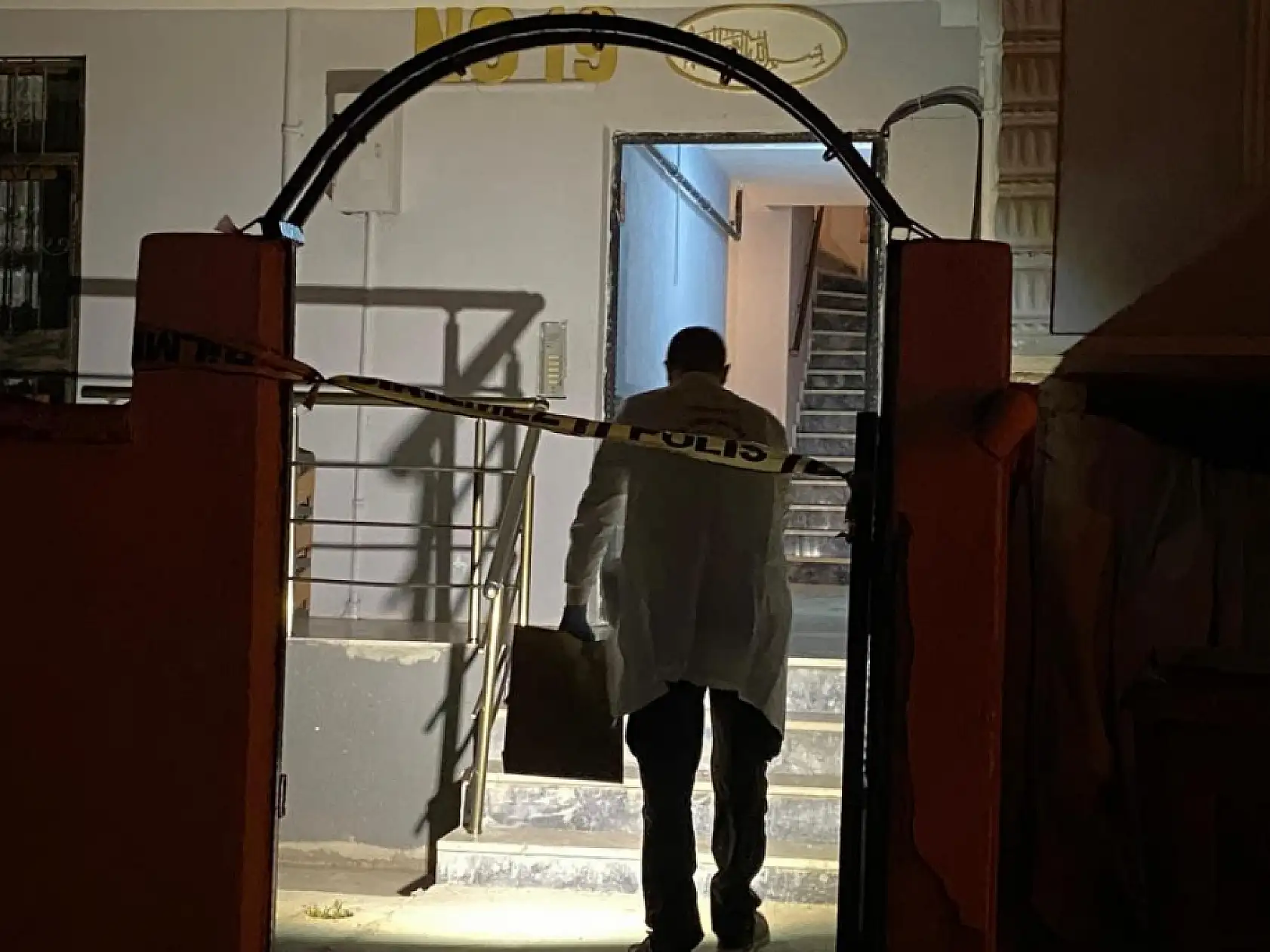 Evinde kanlar içinde bulundu! Genç baba ölüm kalım savaşı veriyor