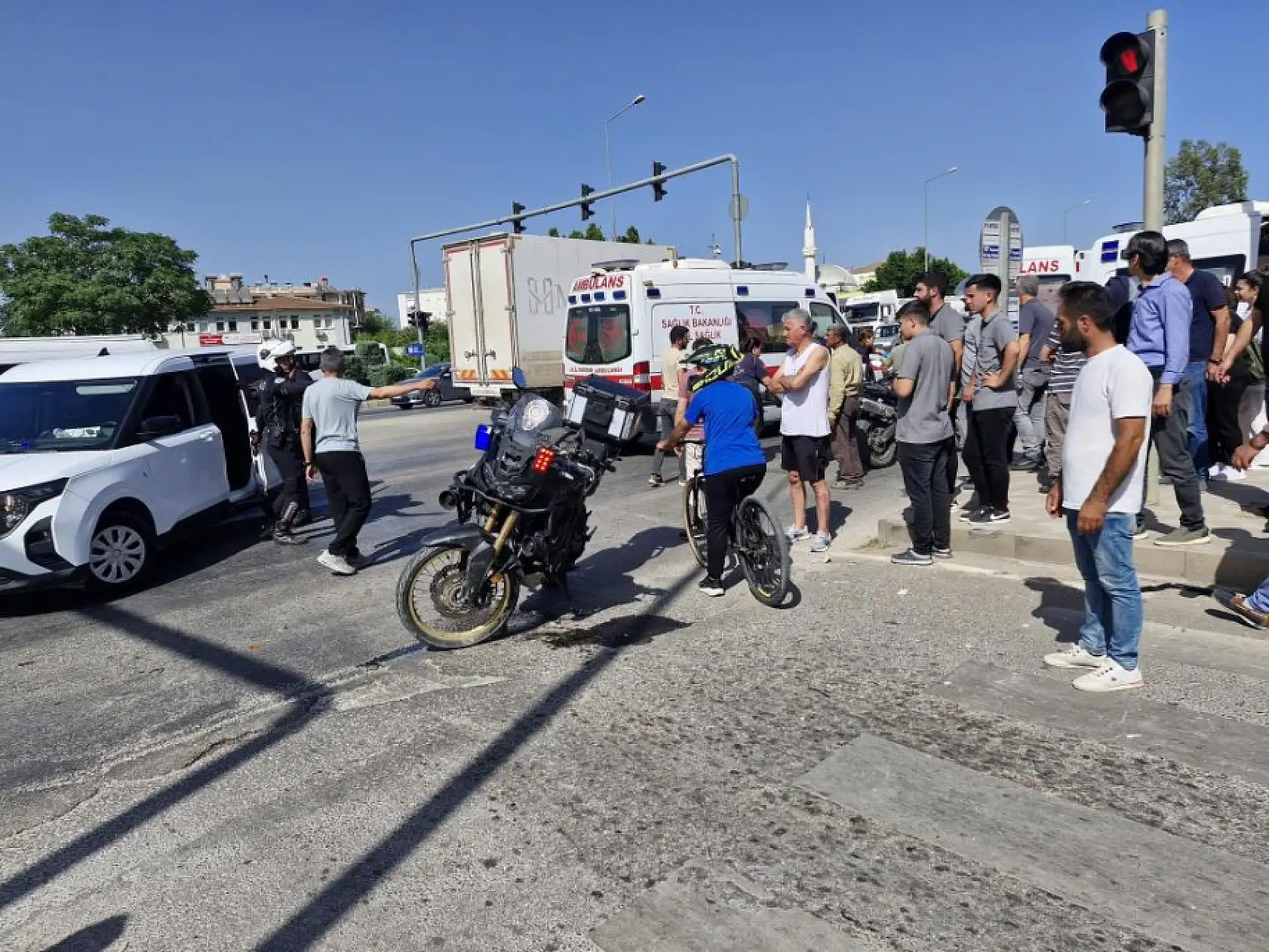Otomobil ile Yunus polis ekibinin karıştığı kazada 1 polis memuru yaralandı