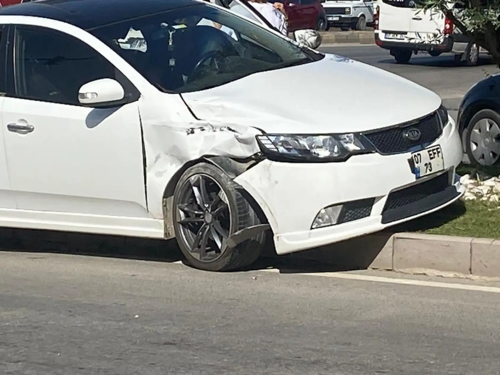 Otomobil ile Yunus polis ekibinin karıştığı kazada 1 polis memuru yaralandı