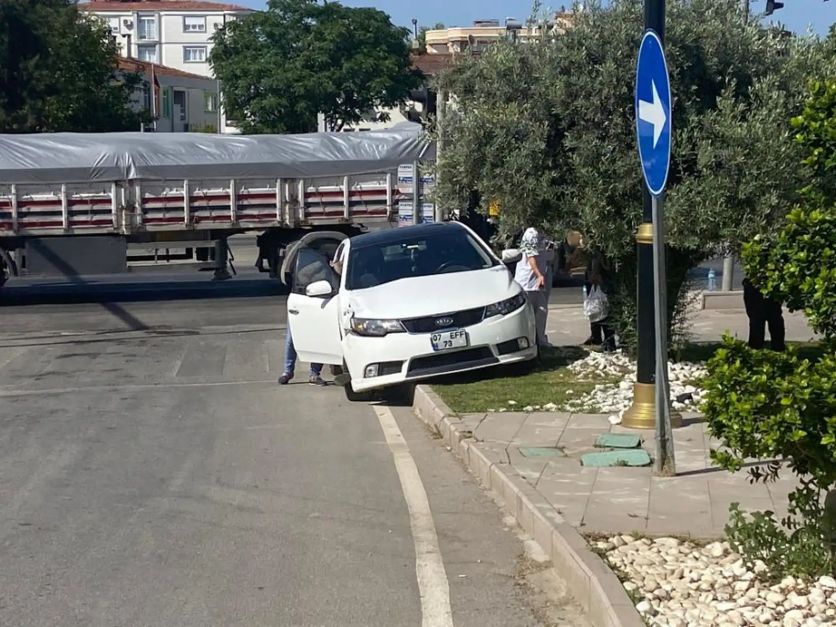 Otomobil ile Yunus polis ekibinin karıştığı kazada 1 polis memuru yaralandı