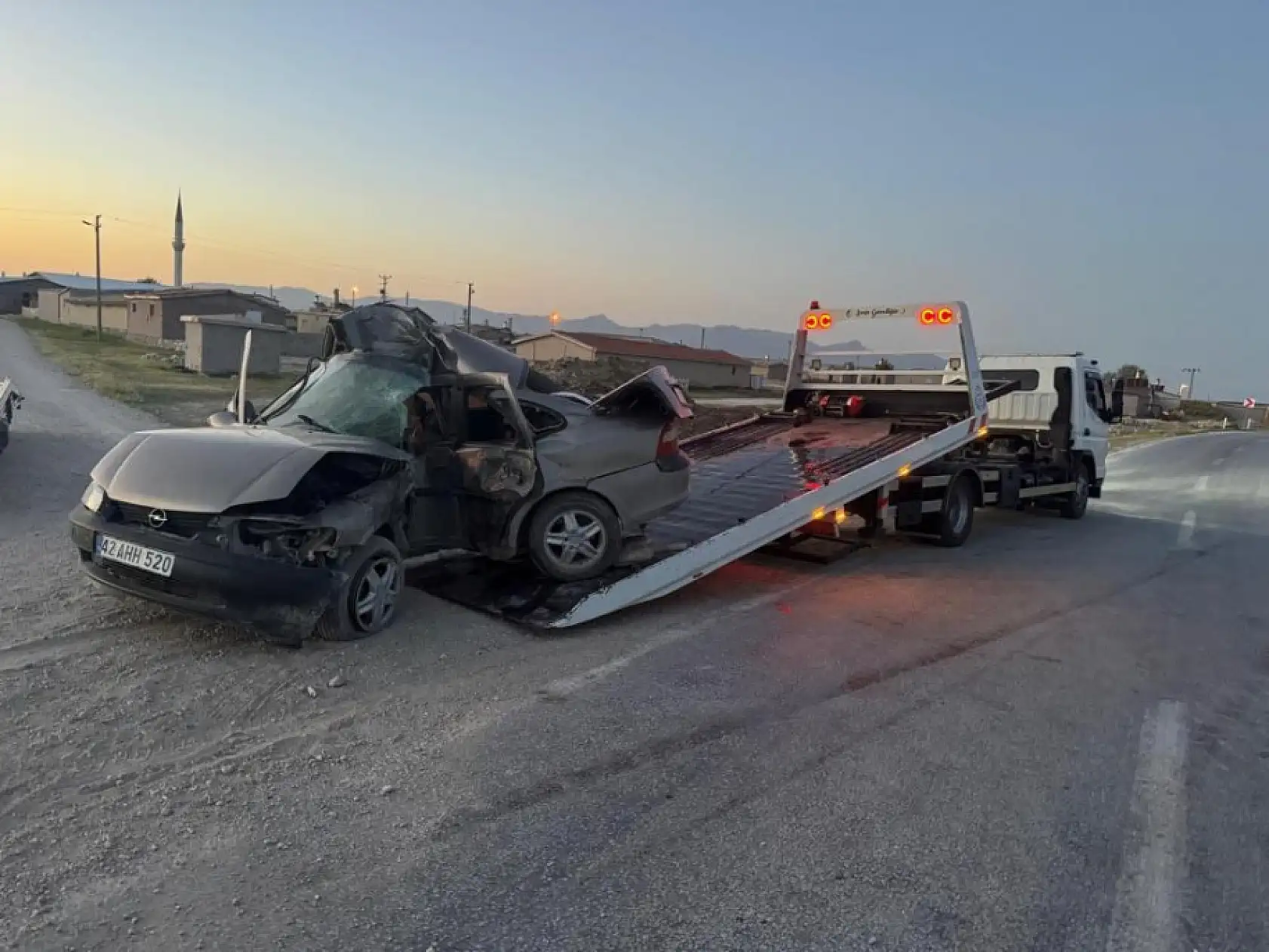 Virajda korkunç son! Direğe çarptı, hayatını kaybetti