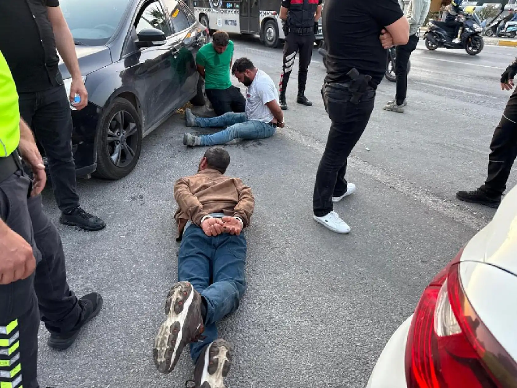 Bodrum'da durdurulan araçtaki şahıslar polise saldırdı: 2 yaralı, 3 gözaltı