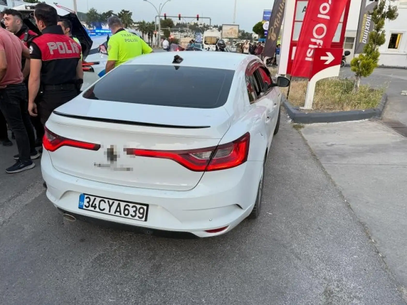 Bodrum'da durdurulan araçtaki şahıslar polise saldırdı: 2 yaralı, 3 gözaltı