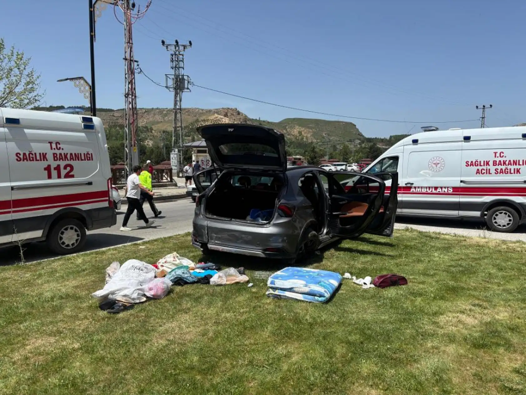 2 araç kavşakta çarpıştı, 3'ü çocuk 6 kişi yaralandı