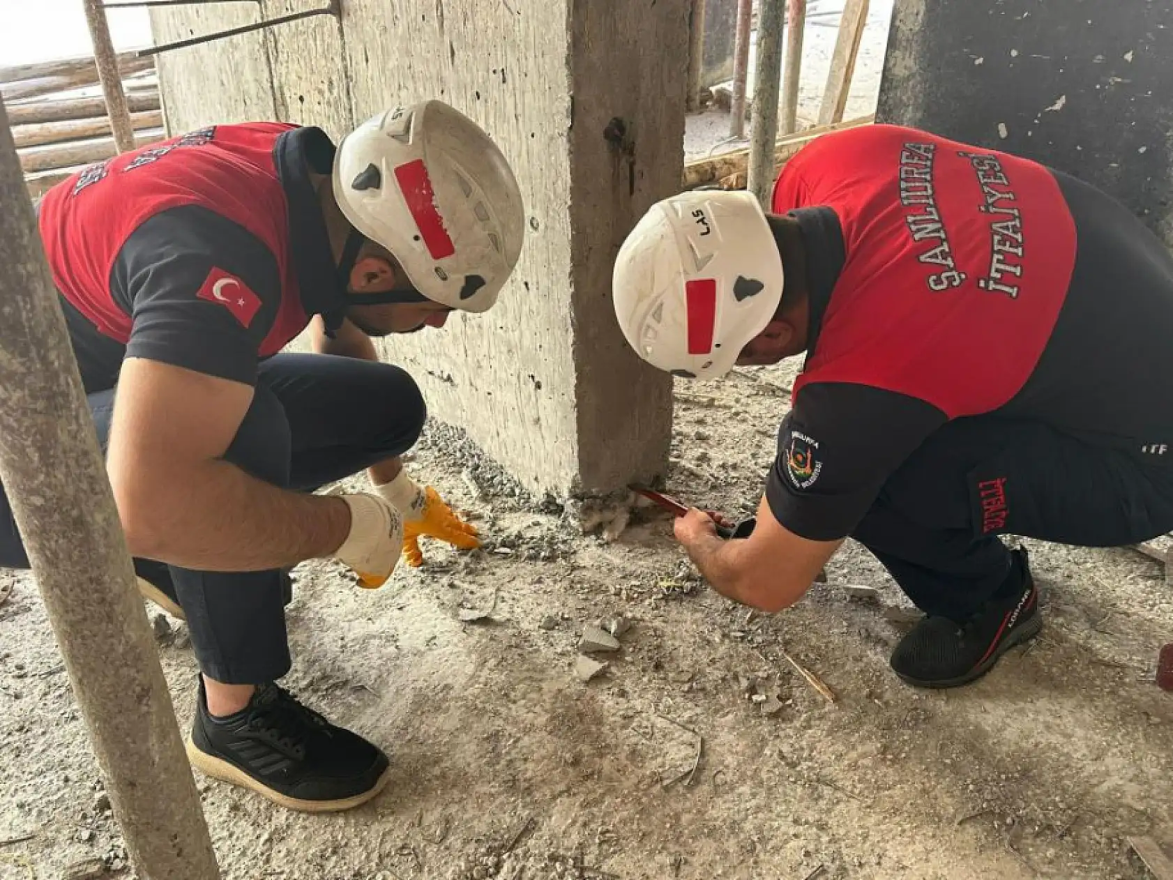 Akıl almaz olay: Beton kalıpta mahsur kalan yavru kedi kurtarıldı