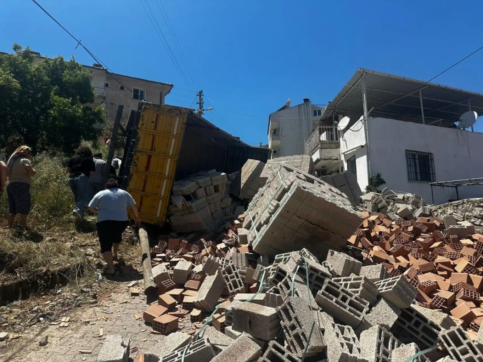 Milas'ta tuğla yüklü kamyon devrildi: Şoför yaralı