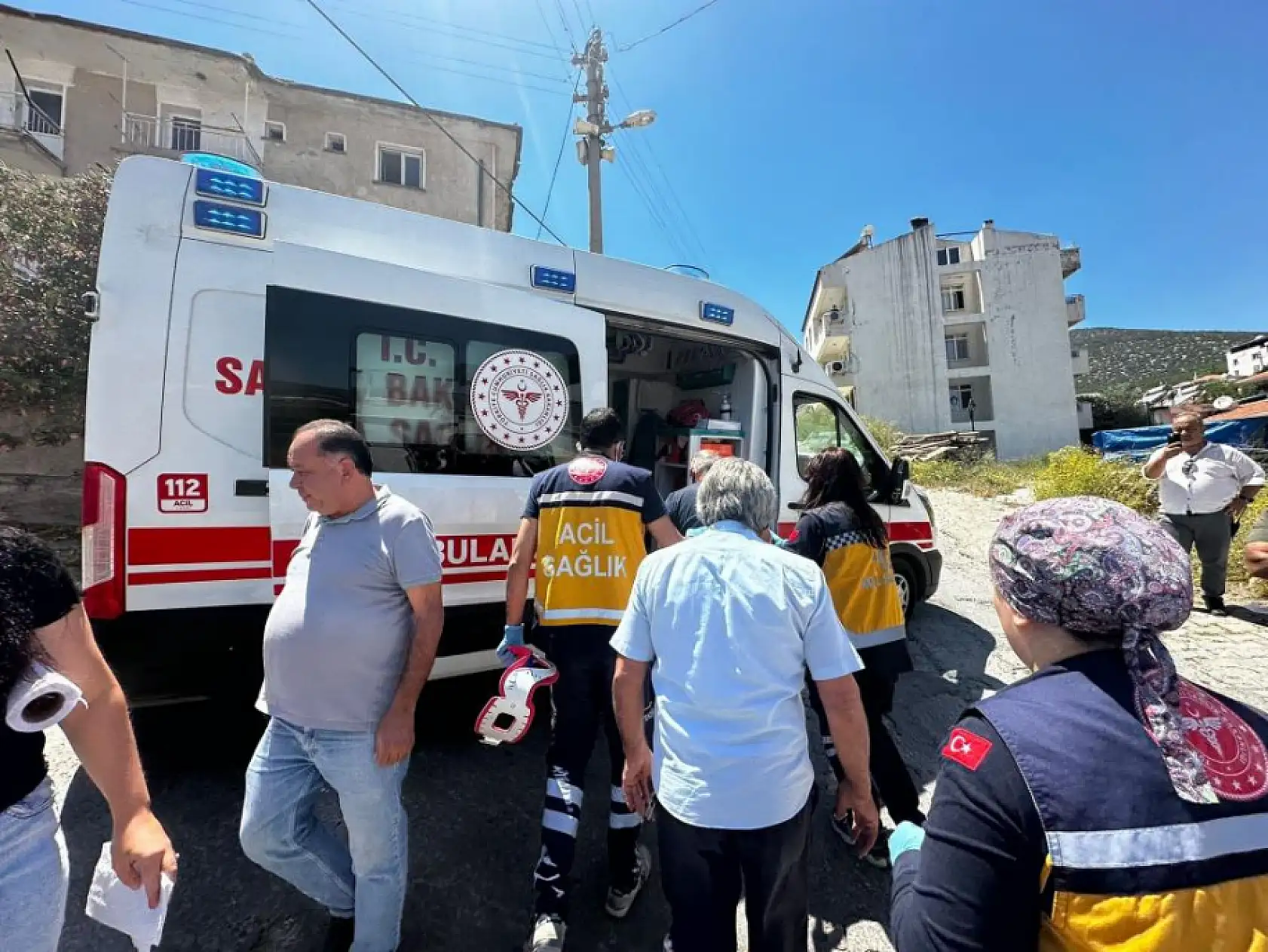 Milas'ta tuğla yüklü kamyon devrildi: Şoför yaralı