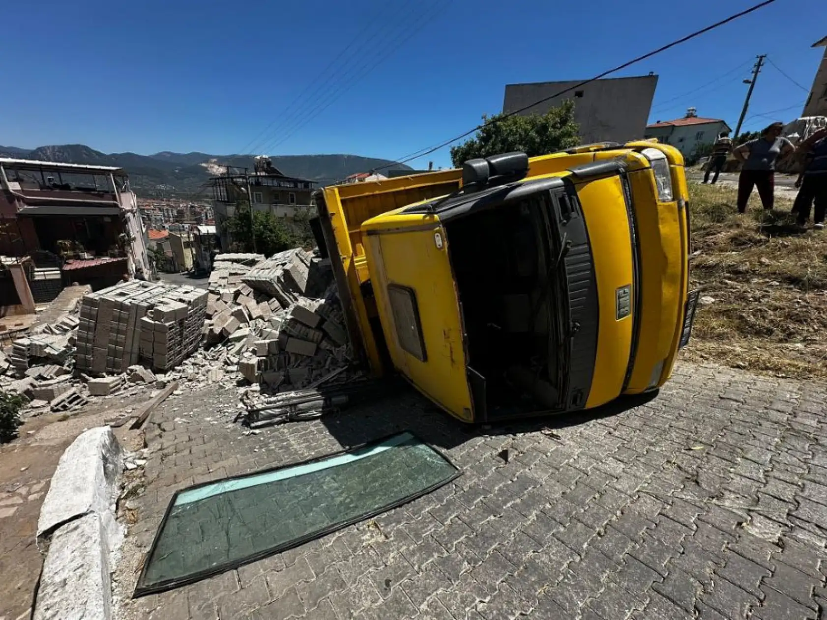 Milas'ta tuğla yüklü kamyon devrildi: Şoför yaralı