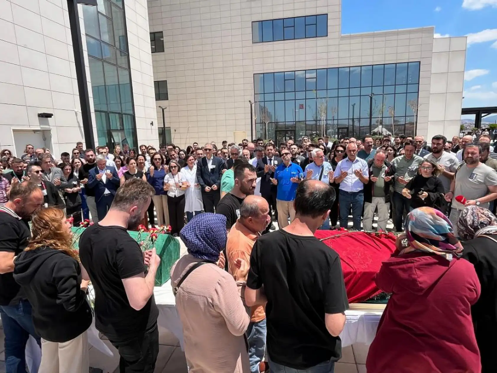 Ölüm bile ayıramadı, İzmir'de hayatını kaybeden doktor ve eşine acı veda