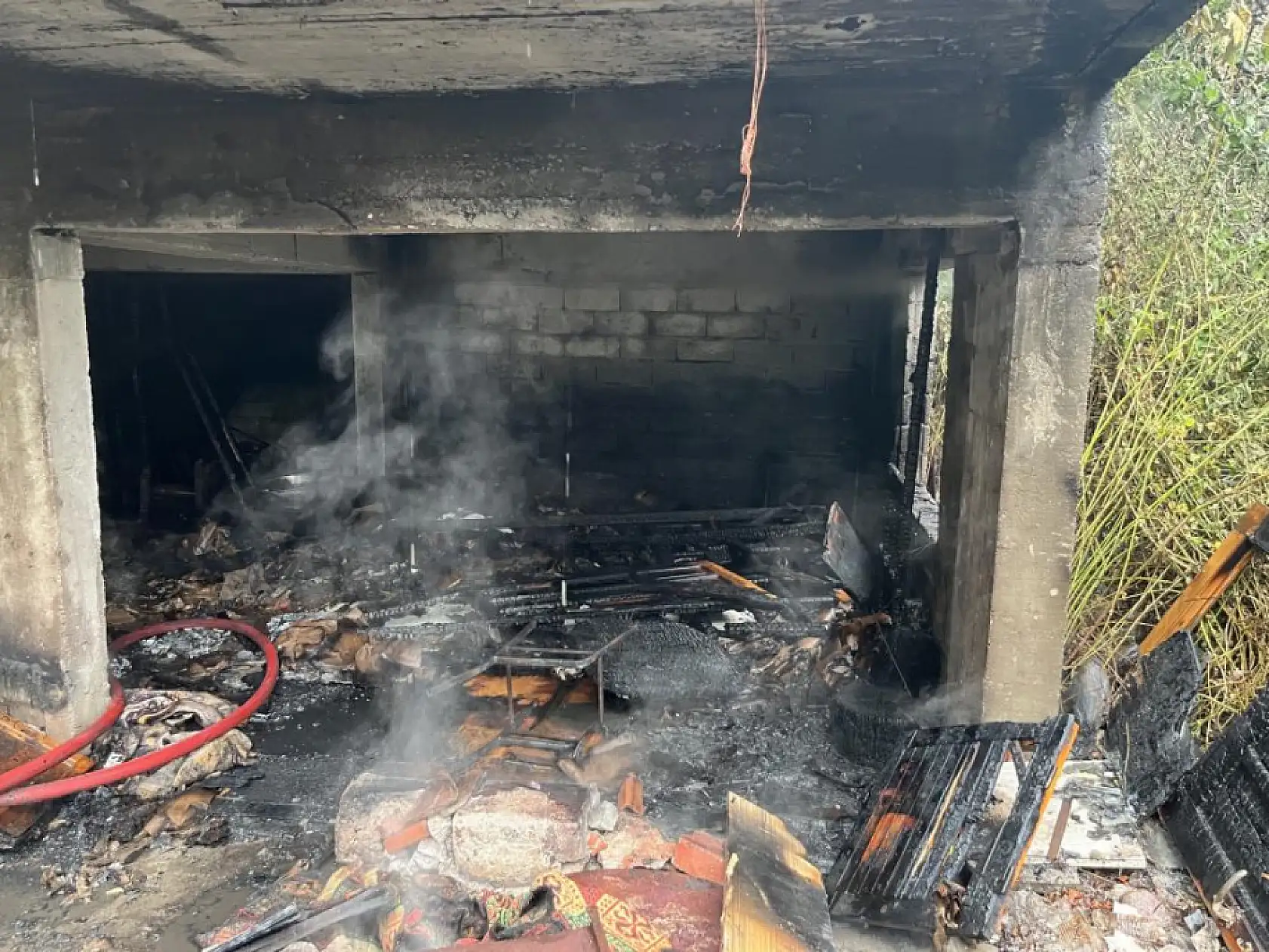 Köy ekmeği yapan kadınlar, ateşi söndürmeden gidince boş bina alev aldı