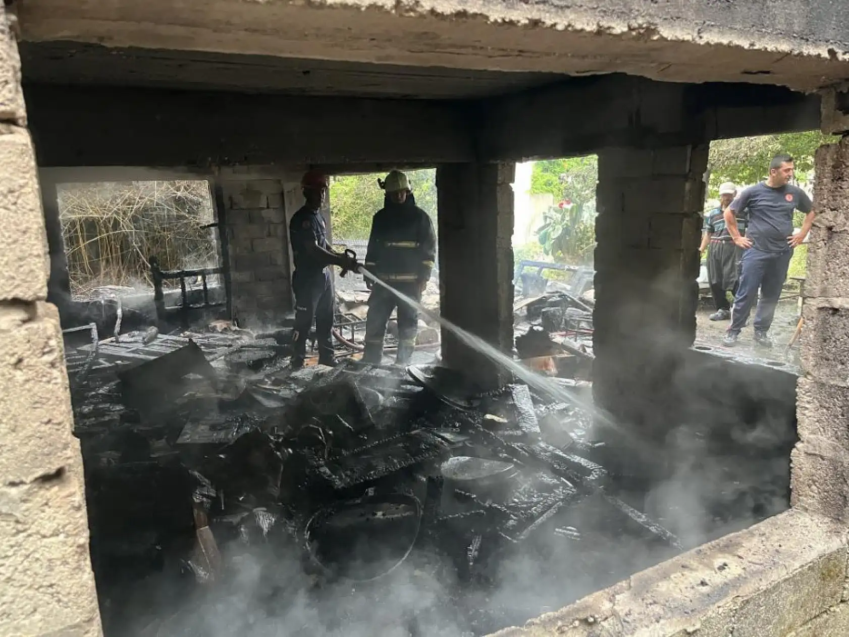Köy ekmeği yapan kadınlar, ateşi söndürmeden gidince boş bina alev aldı