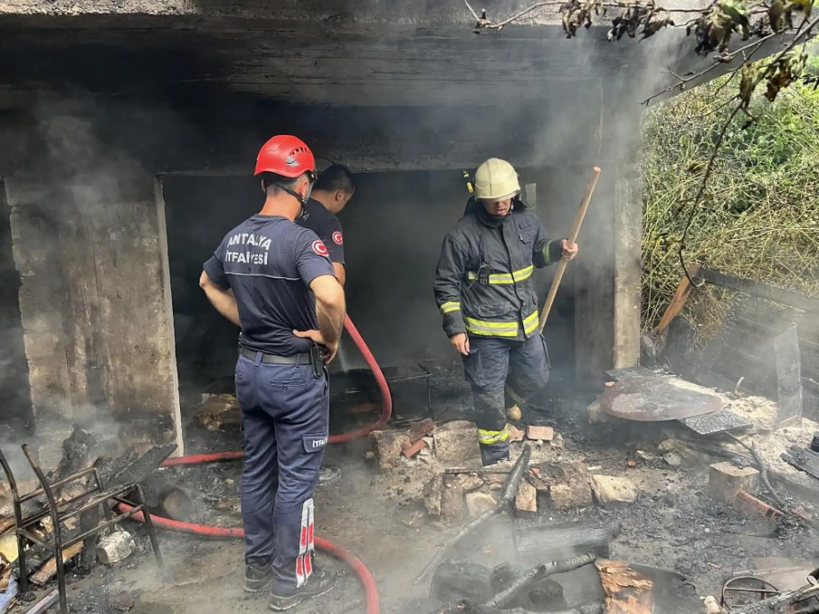 Köy ekmeği yapan kadınlar, ateşi söndürmeden gidince boş bina alev aldı