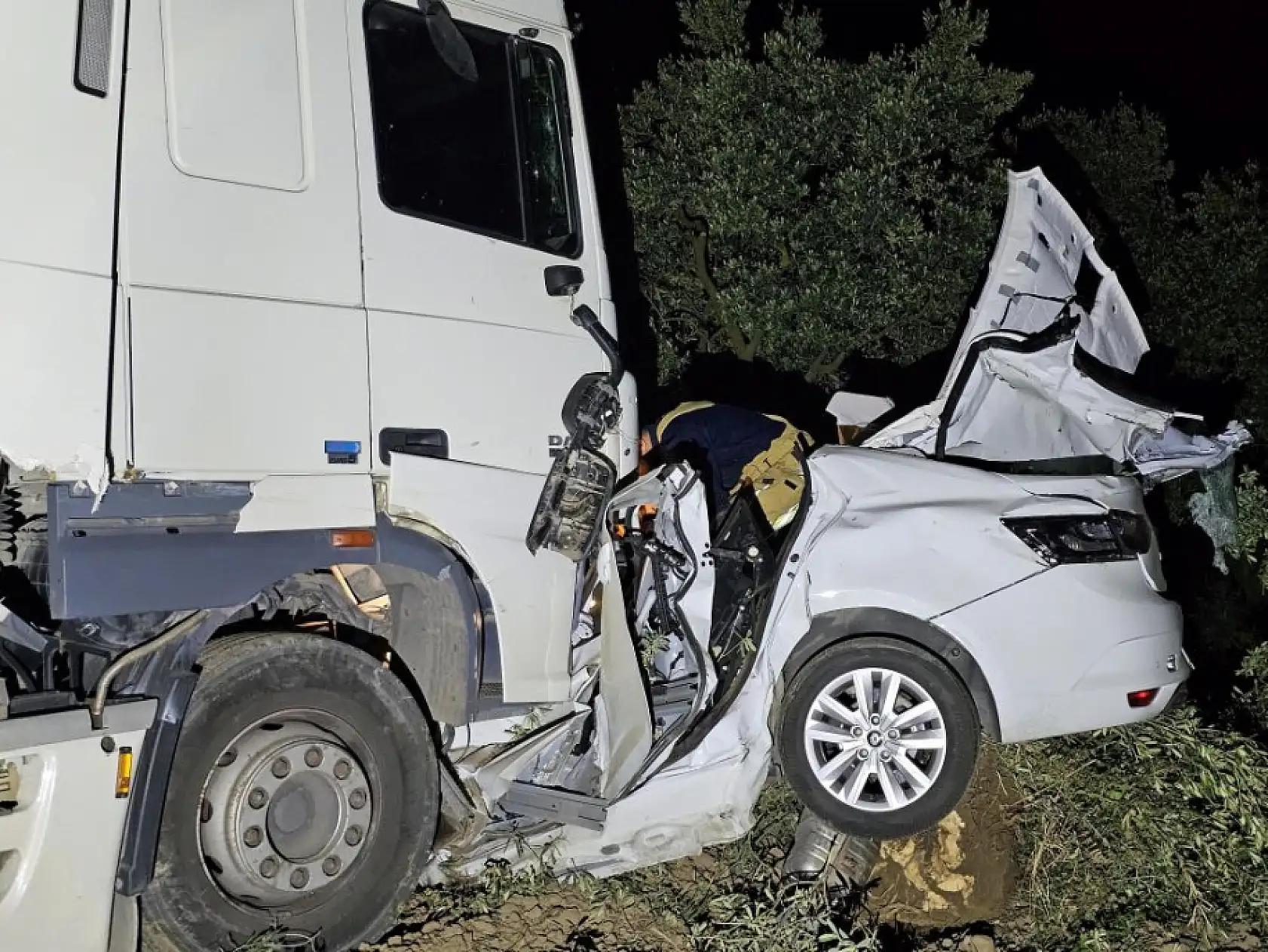 Tır otomobili biçti: 1 ölü, 1 yaralı