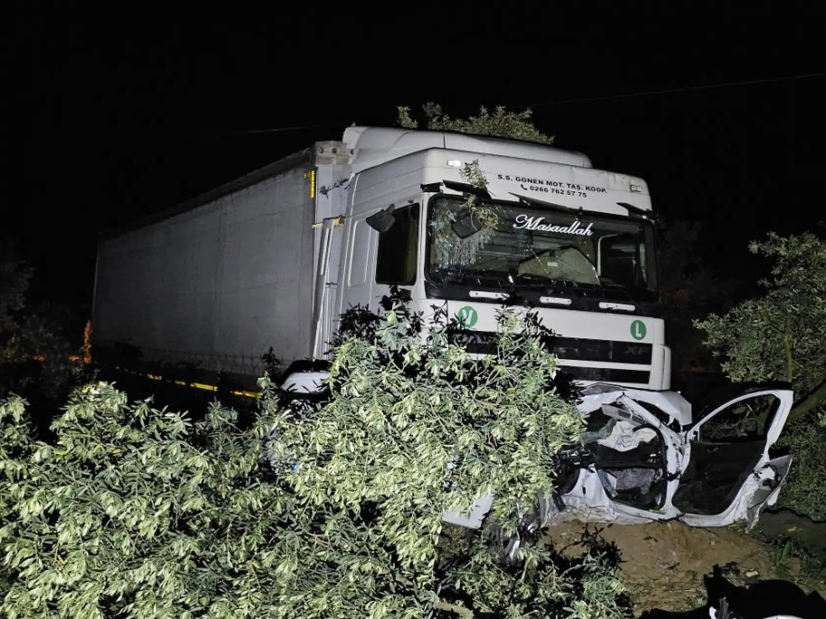 Tır otomobili biçti: 1 ölü, 1 yaralı